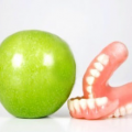 Съёмные зубные протезы: устройство, типы и их различия
